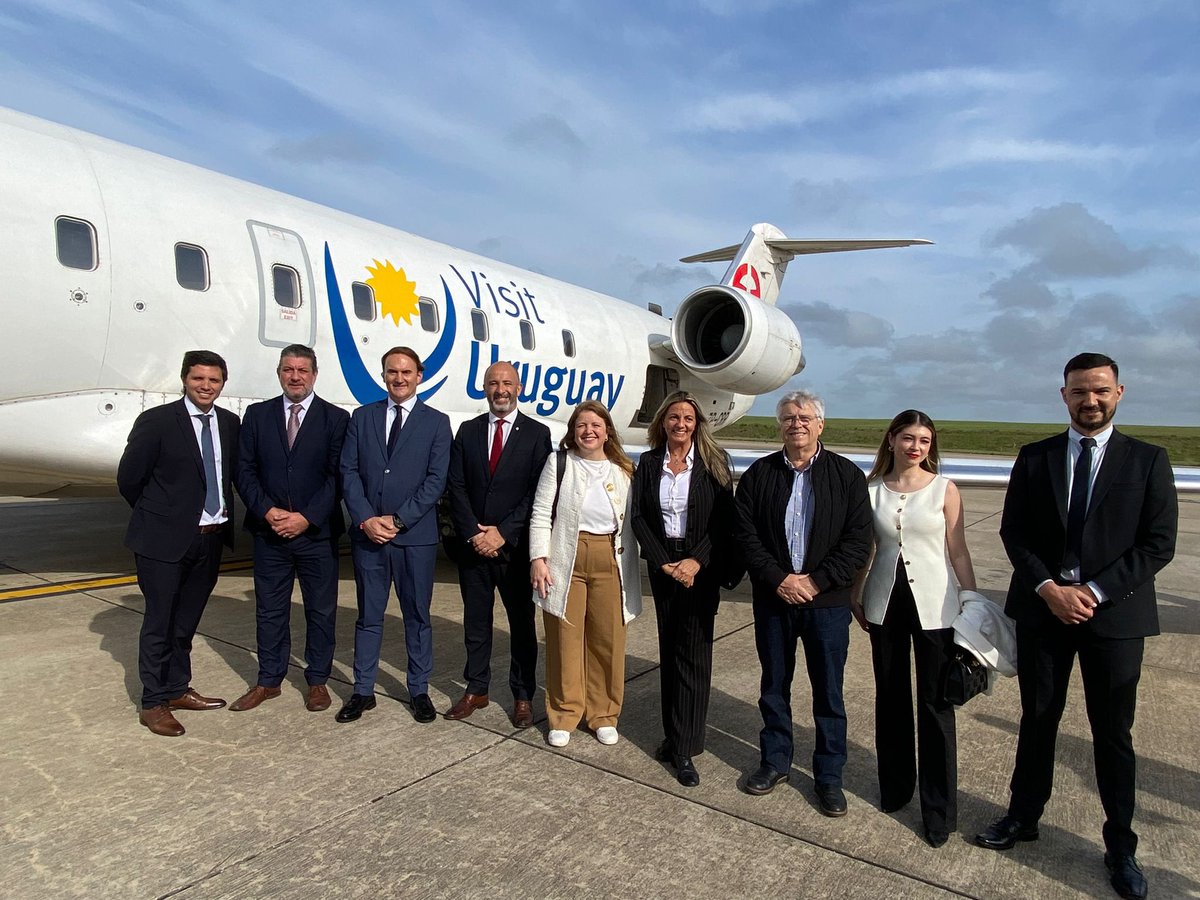 Tabareviera's tweet photo. Hoy es un gran día para el turismo uruguayo. Vuelo inaugural de Paranair Montevideo-Salto. Un verdadero gusto acompañar a autoridades y pasajeros en este primer viaje @PedroBordaberry @germancoutinho https://t.co/iQBa7fgr1E