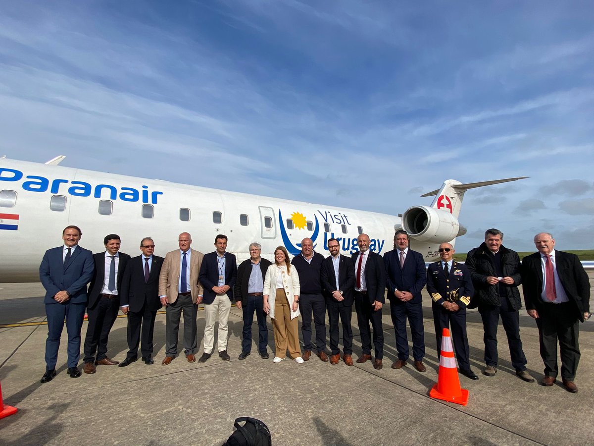 Tabareviera's tweet photo. Hoy es un gran día para el turismo uruguayo. Vuelo inaugural de Paranair Montevideo-Salto. Un verdadero gusto acompañar a autoridades y pasajeros en este primer viaje @PedroBordaberry @germancoutinho https://t.co/iQBa7fgr1E