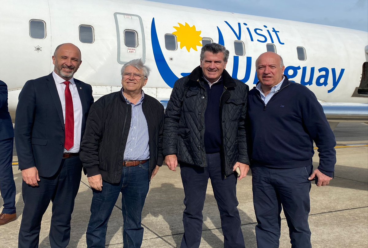 Tabareviera's tweet photo. Hoy es un gran día para el turismo uruguayo. Vuelo inaugural de Paranair Montevideo-Salto. Un verdadero gusto acompañar a autoridades y pasajeros en este primer viaje @PedroBordaberry @germancoutinho https://t.co/iQBa7fgr1E