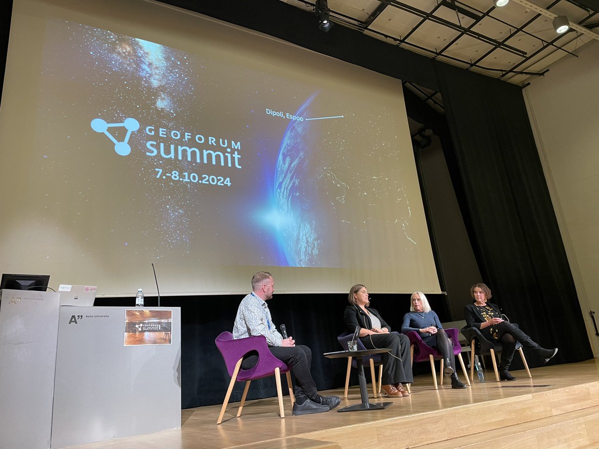 Paikkatiedon tulevaisuuspaneeli päättää tämän vuoden Summitin. Paneelia juontaa <a href="/HakkinenOskari/">Oskari Häkkinen</a> ja panelisteina <a href="/TiinaTalvitie/">Tiina Talvitie</a> <a href="/KuusniemiHeidi/">Heidi Kuusniemi</a> ja @helikello