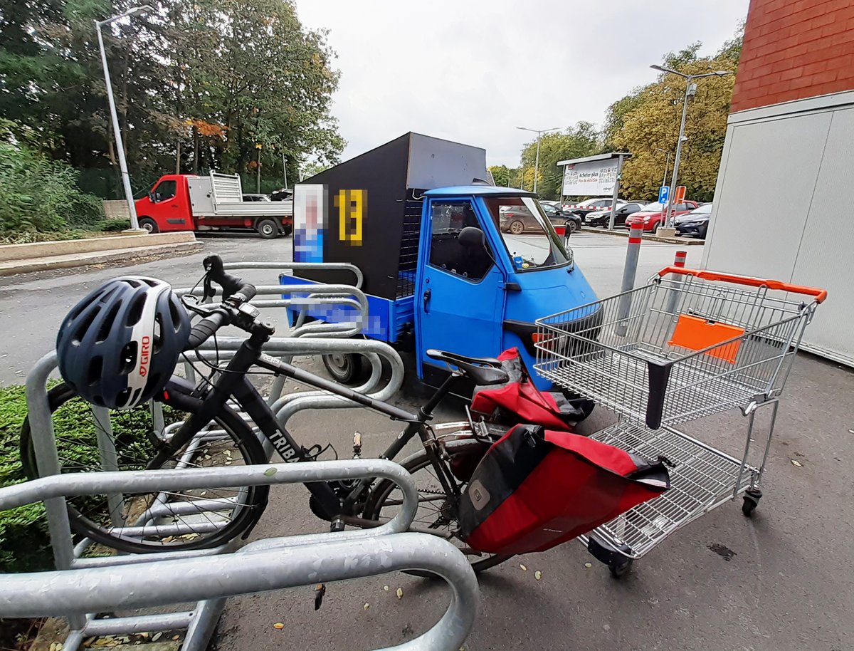viltoscope's tweet photo. En cette période électorale, ou pensez-vous que certains candidats abandonnent leur tuk-tuk publicitaire sur un parking de supermarché à Nivelles?
Contre le stationnement vélo, pardi! (oui, littéralement contre: la benne frotte sur les arceaux pour éviter les potelets...) 🙄 https://t.co/8pkOJEk30H
