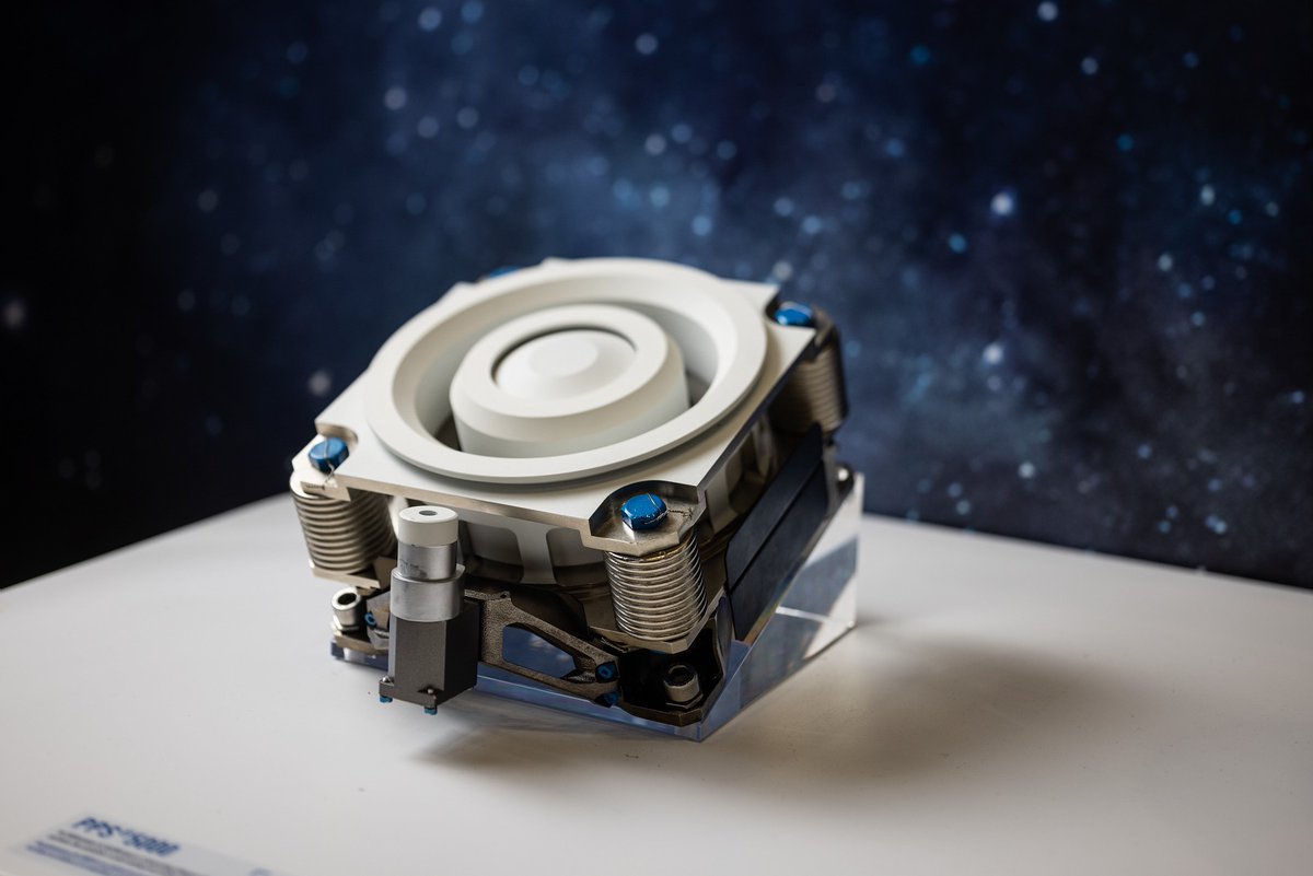 SAFRAN's tweet photo. [Semaine mondiale de l’#espace 🌌] @Safran a pour ambition de se positionner comme un équipementier mondial incontournable indépendant des maitres d’œuvre #spatiaux. C’est dans cette optique que depuis janvier 2022, les activités #spatiales de Safran sont regroupées au sein d'une GBU (Global Business Unit) Espace au sein de @SafranElecDef.