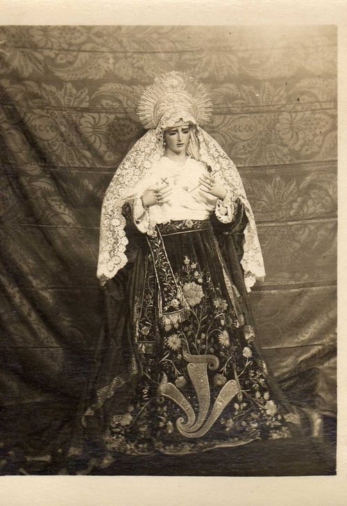 ⚪️⚫️NUESTRA HISTORIA⚫️⚪️
El 17 de marzo de 1944, tras dar la autorización el Sr. Arzobispo de Sevilla, se bendice la nueva imagen de María Stma. de la Amargura en la Parroquia de San Joaquín.