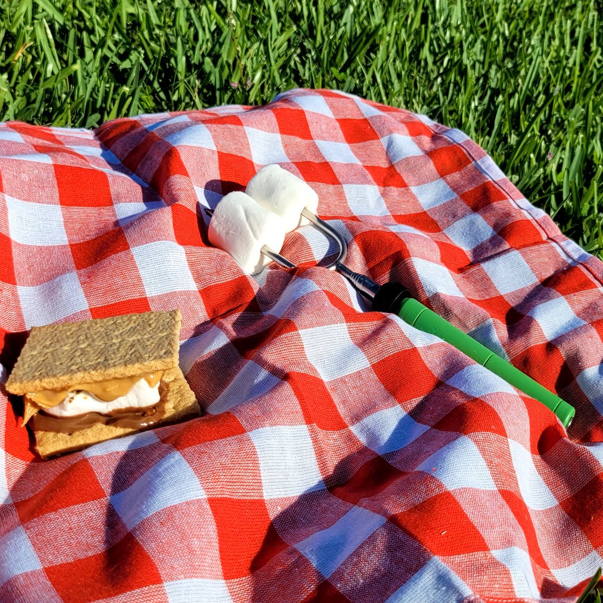 sumpristyle's tweet photo. Enjoy perfectly roasted marshmallows with rotation you control from the handle. That’s the simplicity of SUMPRI Marshmallow Roasting Sticks♥️🤤🍢

Here’s the link: https://t.co/pj7Kr1PmmN

#sumpri #marshmallow #roastingsticks #smores #outdoors #camping⛺️#fyp #SmoresKit #newpost https://t.co/Sl0r2EUyJP