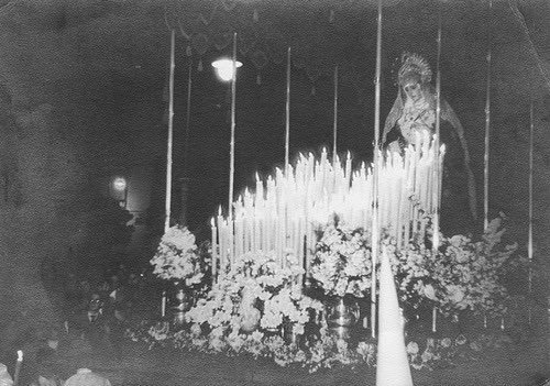 ⚪️⚫️NUESTRA HISTORIA⚫️⚪️ 
En el año 1994, con motivo del cincuenta aniversario de la Imagen de María Santísima de la Amargura se celebran varios actos conmemorativos. En el 2000 se celebra en Valencia a una reunión con las Hermandades cuya advocación es Cristo atado a la Columna.