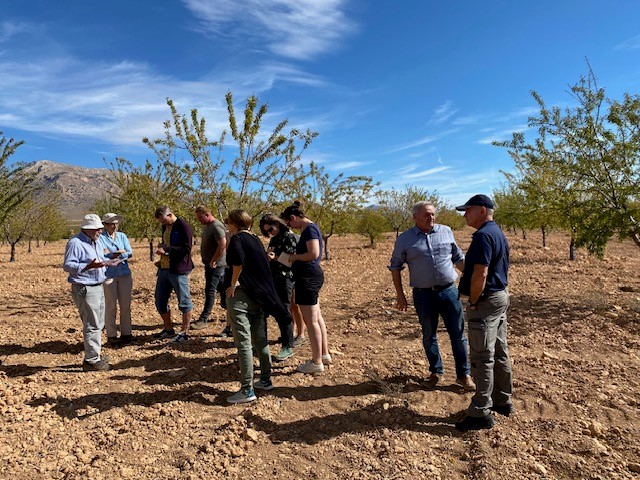 Una delegación del Groupe de Recherche en Agriculture Biologique (GRAB), pioneros en investigación sobre agricultura ecológica, mejora de prácticas y sistemas de producción en Francia, han visitado <a href="/BioCrisara/">Crisara</a> para conocer la experiencia de la empresa como referente en el sector.