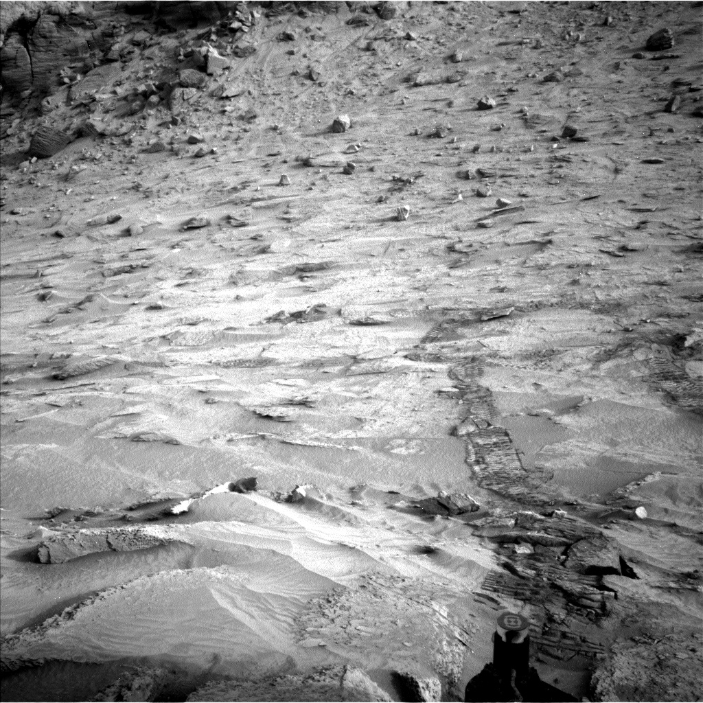 MarsMissionImgs's tweet photo. #CuriosityRover image taken on #Sol3648 at 5:06:49.956 PM with #Navcam #Mars #NASA #Space https://t.co/cXoiDlEauu