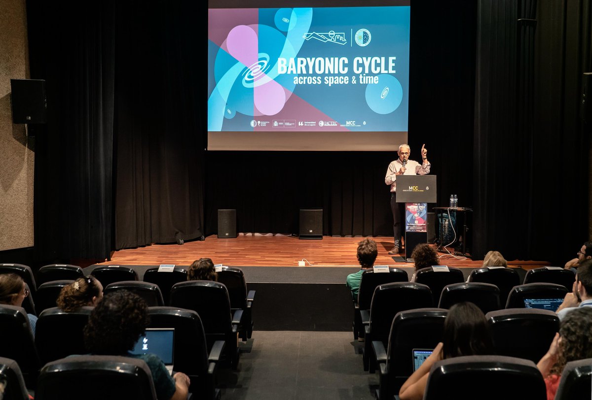 IAC_Astrofisica's tweet image. El director del IAC @vmpillet y la directora del Museo de la Ciencia y el Cosmos @AntoniaVarela59 abren la XXXV Canary Islands Winter School of Astrophysics.

🎇60 alumnos de 10 países comparten conocimientos en galaxias. 

🤭Ambos fueron alumnos de la escuela hace algunos años😅