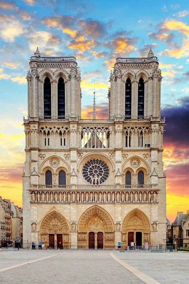 Notre Dame Cathedral isn't just an architectural masterpiece...

It's a Phoenix rising from the ashes of 2019.

Let's check out the geometry, engineering and willpower that make this 860 year old temple truly extraordinary... 🧵