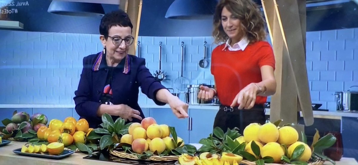 Xef_Ruscalleda's tweet photo. Avui també, dimarts 8/10/24 al ⁦@totesmoutv3⁩ ⁦@som3cat⁩ amb la ⁦@HelenaGMelero⁩ hem parlat de préssecs, caquis i mangos fruita de plena temporada! ⁦@Mercabarna_mb⁩ ⁦@assocome_mb⁩ ⁦⁦@acgn_cat⁩ ⁦@raulbarus⁩ https://t.co/riZ0sVEx8g