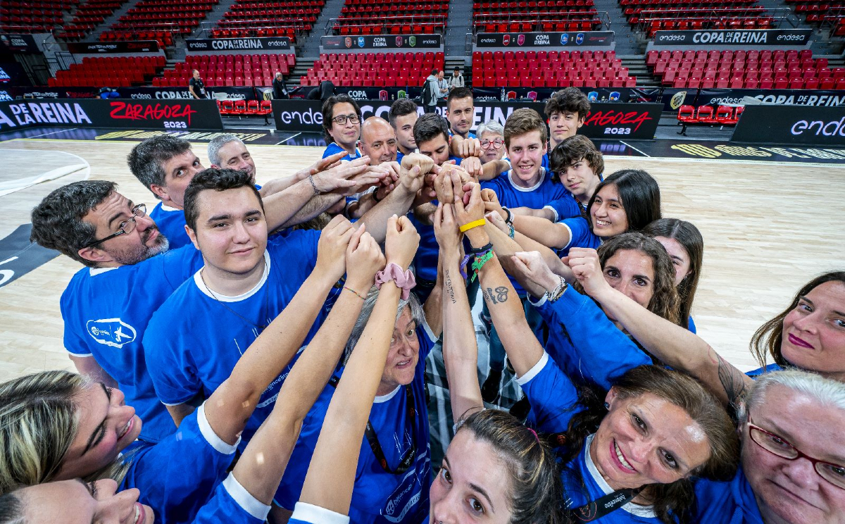 VoluntariosFEB's tweet photo. ¡Voluntarios siempre unidos! 🤜🏼🤛🏼 🏀🧡

#voluntariosfebcaixabank 
#10añosvoluntariosfebcaixabank https://t.co/fpheYEPHY5