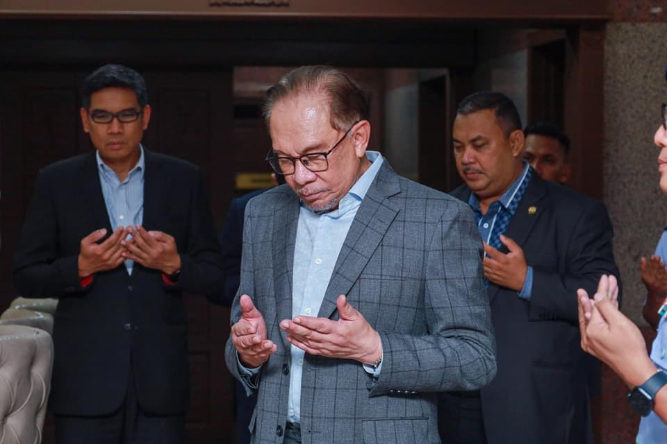 AzmanAbidinOffc's tweet photo. Mengiringi YAB Dato' Seri @anwaribrahim , Perdana Menteri Malaysia mengetuai delegasi Malaysia ke Sidang Kemuncak Asean ke-44 dan ke-45 serta Sidang-sidang Kemuncak Berkaitan di Vientiane, Laos bermula hari ini hingga 11 Oktober ini.

Perdana Menteri juga dijadual menghadiri Sidang Kemuncak Campur Satu antara ASEAN dan tujuh Rakan Dialog iaitu Australia, China, Jepun, India, Korea Selatan, Amerika Syarikat dan Kanada, serta Sidang Kemuncak ASEAN Campur Tiga, Sidang Kemuncak Asia Timur dan Sidang Kemuncak ASEAN-Pertubuhan Bangsa-Bangsa Bersatu.

#MalaysiaMadani 
#ASEAN