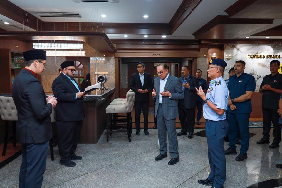 AzmanAbidinOffc's tweet photo. Mengiringi YAB Dato' Seri @anwaribrahim , Perdana Menteri Malaysia mengetuai delegasi Malaysia ke Sidang Kemuncak Asean ke-44 dan ke-45 serta Sidang-sidang Kemuncak Berkaitan di Vientiane, Laos bermula hari ini hingga 11 Oktober ini.

Perdana Menteri juga dijadual menghadiri Sidang Kemuncak Campur Satu antara ASEAN dan tujuh Rakan Dialog iaitu Australia, China, Jepun, India, Korea Selatan, Amerika Syarikat dan Kanada, serta Sidang Kemuncak ASEAN Campur Tiga, Sidang Kemuncak Asia Timur dan Sidang Kemuncak ASEAN-Pertubuhan Bangsa-Bangsa Bersatu.

#MalaysiaMadani 
#ASEAN