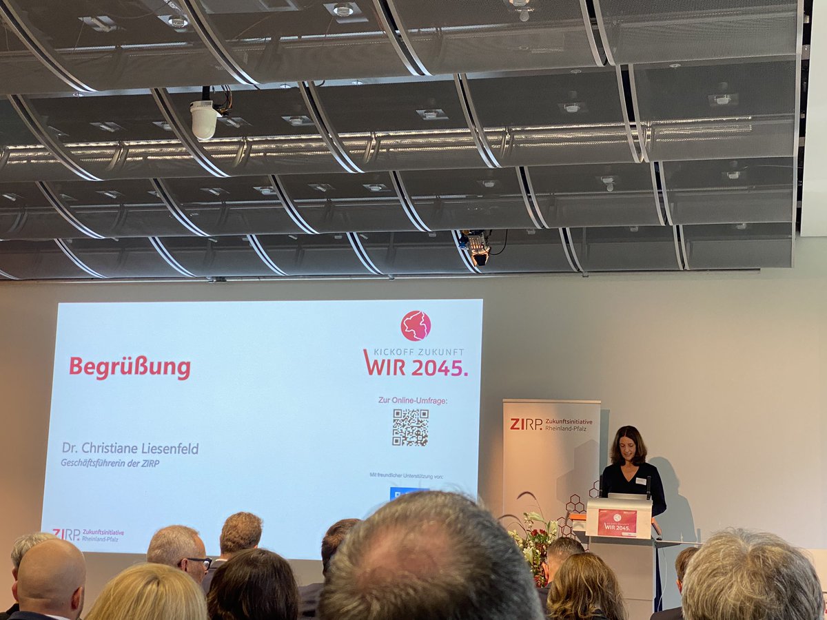 Dr. Christiane Liesenfeld, Geschäftsführerin der ZIRP, begrüßt rund 300 Gäste beim Zukunftskongress