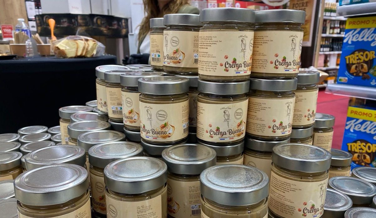 GossipRoomOff's tweet photo. 🚨 Un couple de chocolatiers normands a créé la "Crema Bueno", alors que la version algérienne de cette pâte à tartiner, El Mordjene, a été interdite de commercialisation en France en raison de sa composition. 

La version normande du produit, créée par Léa Chauveau et Alexandre Cousin à Gournay-en-Bray (Seine-Maritime), est elle-même aujourd'hui victime de son succès. Commercialisée en supermarché depuis quelques semaines, 150 pots peuvent être vendus en une matinée. Les chocolatiers cherchent même à embaucher de nouvelles personnes pour pouvoir assurer leur production.

La Crema Bueno n'est pas qu'une victoire gustative pour les consommateurs mais aussi économique, puisque le pot est vendu à moins de 3 euros. "On n'aurait jamais cru que ça aurait un tel succès", souligne son créateur. 🌰🇫🇷 (via BFMTV)