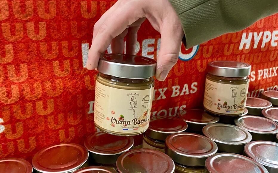 GossipRoomOff's tweet photo. 🚨 Un couple de chocolatiers normands a créé la "Crema Bueno", alors que la version algérienne de cette pâte à tartiner, El Mordjene, a été interdite de commercialisation en France en raison de sa composition. 

La version normande du produit, créée par Léa Chauveau et Alexandre Cousin à Gournay-en-Bray (Seine-Maritime), est elle-même aujourd'hui victime de son succès. Commercialisée en supermarché depuis quelques semaines, 150 pots peuvent être vendus en une matinée. Les chocolatiers cherchent même à embaucher de nouvelles personnes pour pouvoir assurer leur production.

La Crema Bueno n'est pas qu'une victoire gustative pour les consommateurs mais aussi économique, puisque le pot est vendu à moins de 3 euros. "On n'aurait jamais cru que ça aurait un tel succès", souligne son créateur. 🌰🇫🇷 (via BFMTV)