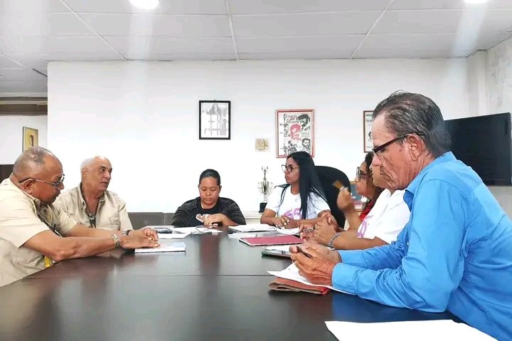 El Programa de Currículo y Didáctica del Inces Bolívar se reunió con los trabajadores expertos de <a href="/ferrominera_cvg/">Ferrominera Orinoco</a>  en el área ferroviaria para impulsar y construir el proyecto de formación y autoformación productiva (PFAP) Ferroviarias.#GuayanaFuerzayTrabajo #TécnicaqueInspira