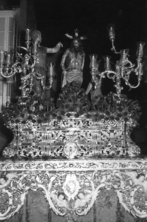 ⚪️⚫️NUESTRA HISTORIA⚫️⚪️ 
Se estrena para el año 1960, un nuevo paso de misterio, de estilo Barroco y fue tallado por Lutzgardo Pinto, de Jerez de la Frontera y el dorado lo realizó Daza.