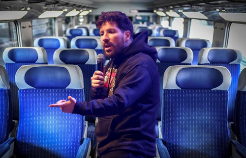 Tu t'appelles comment ? Carole ? Et tu vas où Carole ? Saint-Étienne-Châteaucreux ? Eh ben t'es une pute Carole !