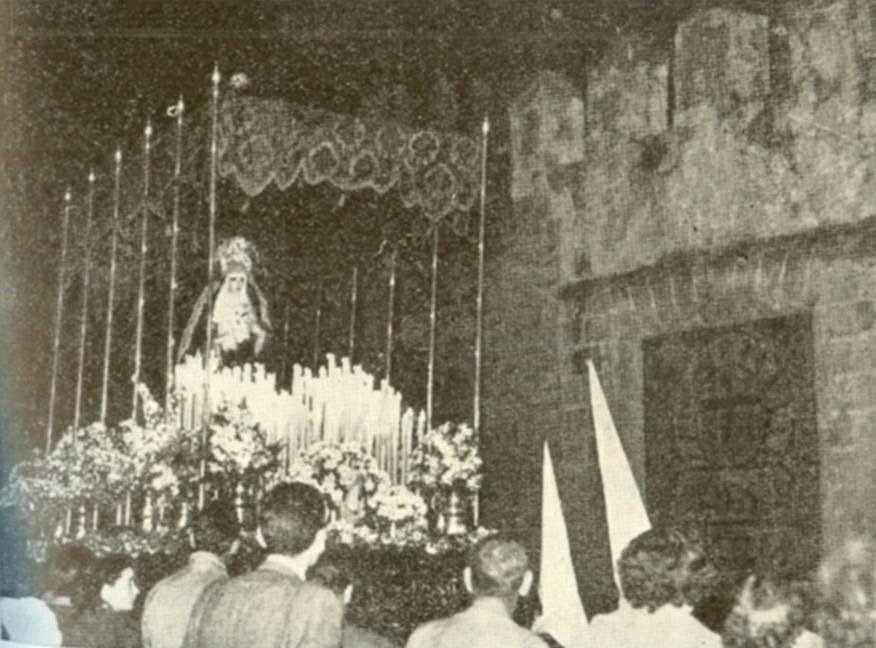 ⚪️⚫️NUESTRA HISTORIA⚫️⚪️ 
La Hermandad de Ntra. Sra. del Rocío de nuestra Ciudad en verano 2002, en un acto solemne hace entrega a María Santísima de la Amargura de un rosario de plata.