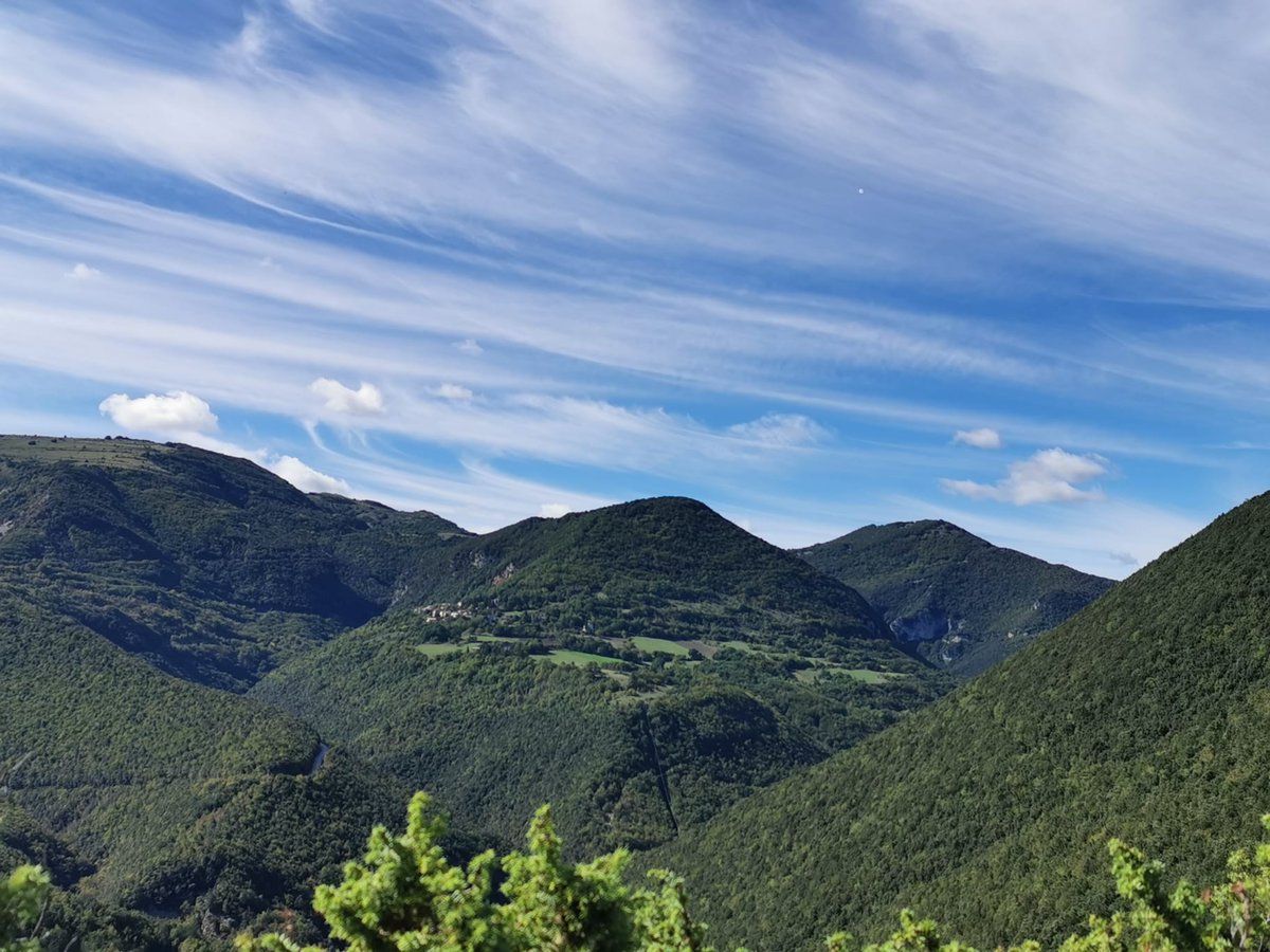 Al centro del quadro, come una gemma preziosa incastonata in una meravigliosa montatura naturale c'è Monastero di Cessapalombo.
#IloveSibillini