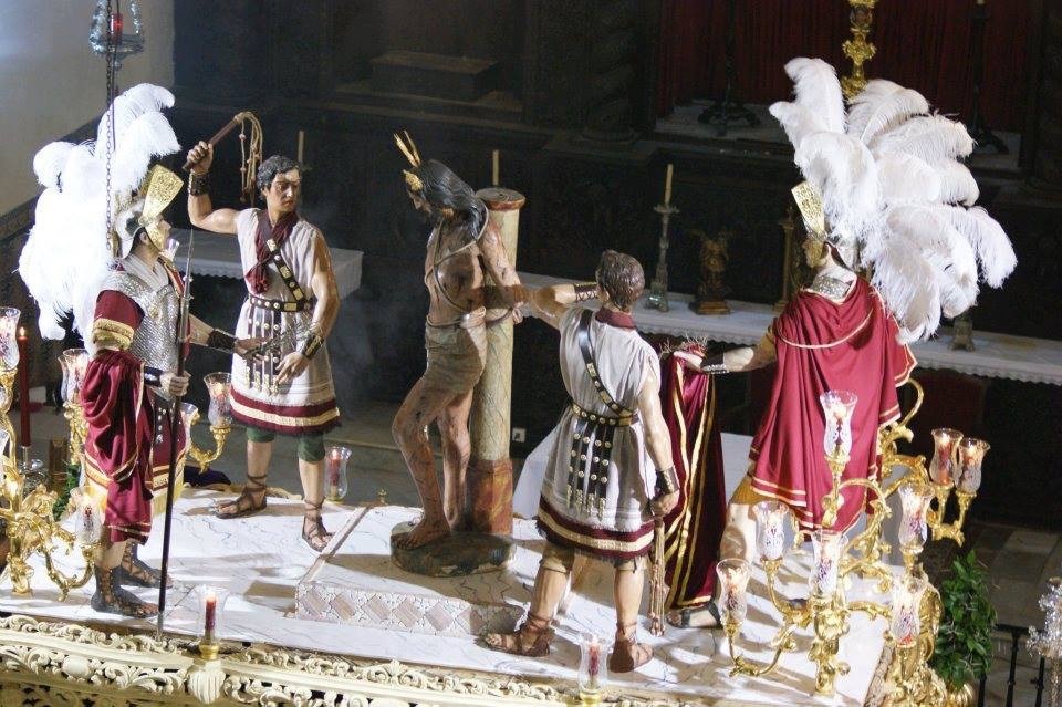 ⚪️⚫️NUESTRA HISTORIA⚫️⚪️ 
El Domingo de Ramos de 2003, se incorpora al Paso de Misterio la figura de un soldado romano realizado por el Imaginero Portuense Ángel Pantoja, y con el diseño de David Calleja Ruiz.