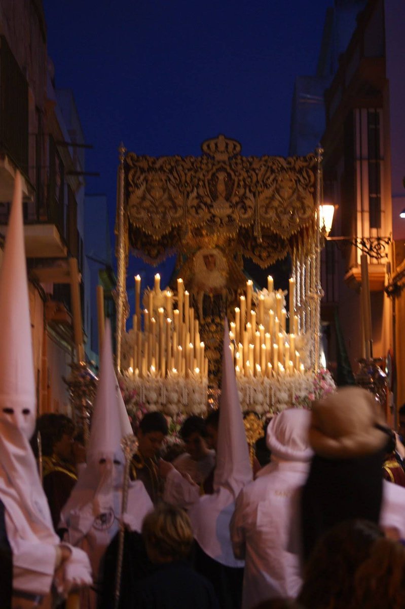 ⚪️⚫️NUESTRA HISTORIA⚫️⚪️ 
En 2003 el Paso de María Santísima de la Amargura salió por las puertas de nuestra Parroquia por primera vez con los costaleros de rodillas.