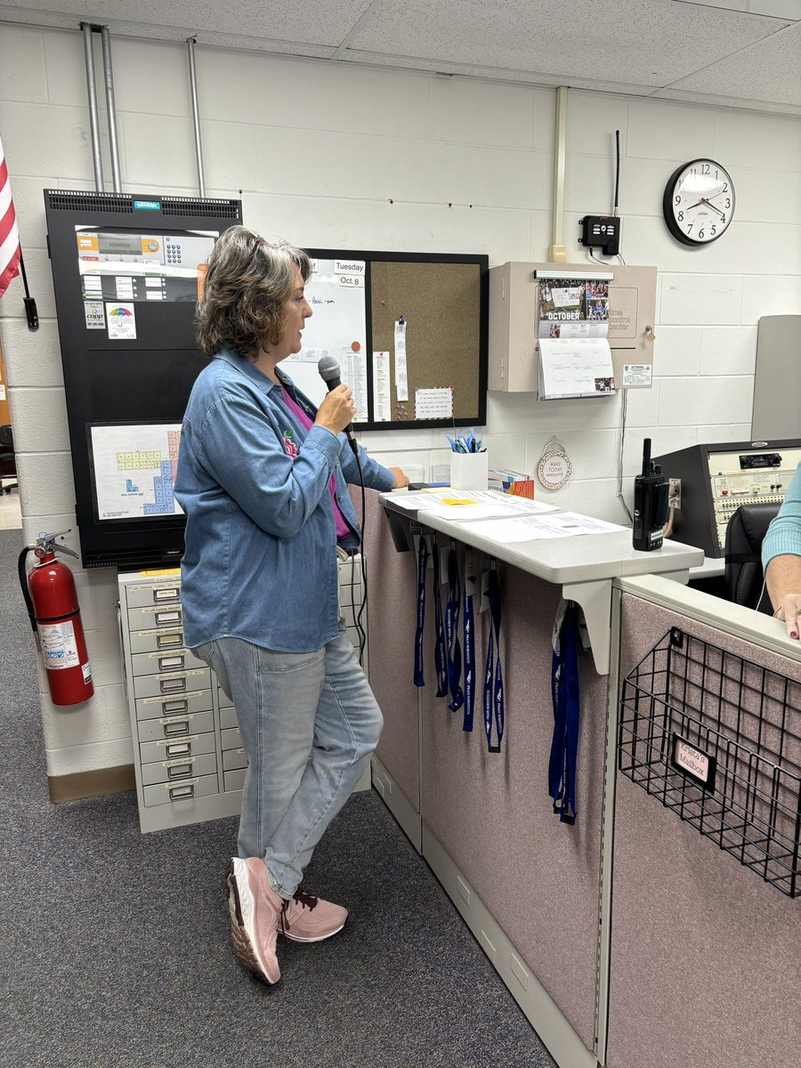 PrassPaxson's tweet photo. How can we be an upstander?
1. Be a buddy
2. Interruption of unkindness
3. Speak out
4. Find an adult, tell someone
#WeAreProblemSolvers #BeAnUpstander @KetteringSchls @CrisindaT https://t.co/dGvdSU9DrU