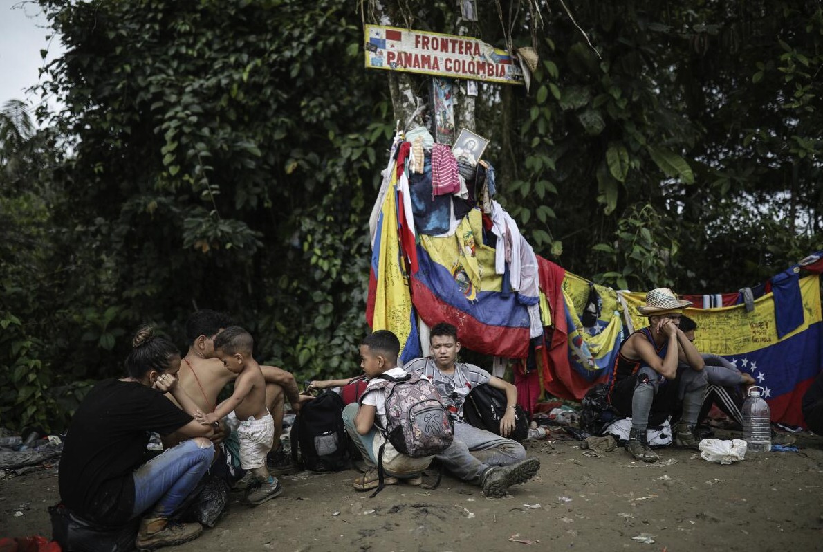 Latinoamerica21's tweet photo. 🌿 La crisis #migratoria en el Tapón del #Darién ha expuesto graves fallas en la gobernanza regional.

🌍 La nueva política de cerrar el paso #migratorio con una valla de alambre de púas en #Panamá 🇵🇦 aumenta los riesgos para miles de personas desplazadas.

🤔 ¿Es esta la solución #política adecuada al problema migratorio?

✍️ Según @PRiggirozzi, el nuevo presidente electo #Mulino está cumpliendo su promesa de campaña de cerrar el #Darién.

➡️ https://t.co/MXDGB46dsF