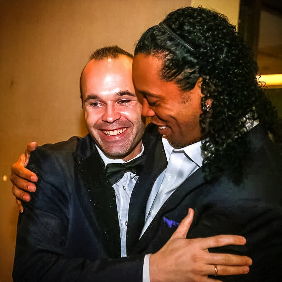 10Ronaldinho's tweet photo. Día para celebrar tu carrera @andresiniesta8  
Extrañaremos tu calidad y elegancia en el campo… 

¡Fue un placer jugar contigo! Espero verte pronto hermano 🤙🏾 https://t.co/FFe68vKRMC
