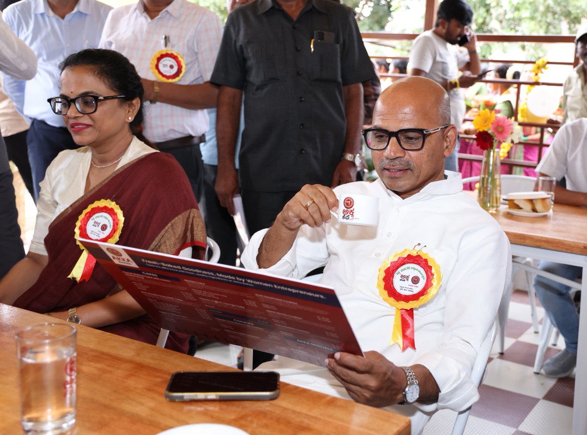 S_PrakashPatil's tweet photo. ಇಂದು ಬೆಂಗಳೂರಿನ ದೇವನಹಳ್ಳಿಯಲ್ಲಿ 'ಅಕ್ಕ ಕೆಫೆ' ಯನ್ನು ಉದ್ಘಾಟಿಸಿ, ಮಾತನಾಡಿದೆ.

ರಾಷ್ಟ್ರೀಯ ಜೀವನೋಪಾಯ ಮಿಷನ್ -ಕರ್ನಾಟಕ ವತಿಯಿಂದ ಜಾರಿಗೆ ತಂದಿರುವ 'ಅಕ್ಕ ಕೆಫೆ' ಯೋಜನೆಯು ಮಹಿಳೆಯರ ಸಾಮಾಜಿಕ ಹಾಗೂ ಆರ್ಥಿಕ ಅಭಿವೃದ್ಧಿಯಲ್ಲಿ ಪ್ರಮುಖ ಪಾತ್ರ ವಹಿಸಲಿದೆ.

ವಿಶೇಷವಾಗಿ ಗ್ರಾಮೀಣ ಪ್ರದೇಶಗಳಲ್ಲಿ ಮತ್ತು ಉದ್ಯಮಶೀಲತೆಗೆ ಪ್ರಾತಿನಿಧ್ಯ ನೀಡುವ ಈ ಯೋಜನೆಯಿಂದ ಆರ್ಥಿಕ‌ ಬೆಳವಣಿಗೆಯಲ್ಲಿ ಶಾಶ್ವತ ಪರಿಣಾಮ ಬೀರುತ್ತದೆ.

2024-25ರ ಬಜೆಟ್ ನಲ್ಲಿ ಮುಖ್ಯಮಂತ್ರಿ ಸಿದ್ದರಾಮಯ್ಯನವರು ಮಹಿಳೆಯರ ಸುಸ್ಥಿರ ಬದುಕಿಗಾಗಿ ಅಕ್ಕ ಕೆಫೆಗೆ ಉತ್ತೇಜನ ನೀಡಿದ್ದಾರೆ. ಸ್ವಸಹಾಯ ಗುಂಪುಗಳಿಂದ ಅತ್ಯಾಧುನಿಕ ಕೆಫೆ‌ ನಿರ್ವಹಿಸಲು ಅವಕಾಶ ನೀಡಲಾಗಿದೆ. 

ಈಗಾಗಲೇ ರಾಜ್ಯಾದ್ಯಂತ 50 ಕೆಫೆಗಳನ್ನು ಸ್ಥಾಪಿಸಲು ಹಾಗೂ 2500 ಕಾಫಿ ಕಿಯೋಸ್ಕ್ ಗಳನ್ನು ತೆರೆಯಲು ಸರ್ಕಾರ ಯೋಜಿಸಿದ್ದು, ವಿವಿಧ ಸೆಟಪ್ ವೆಚ್ಚಗಳಿಗಾಗಿ 15 ಲಕ್ಷ ರೂ ವರೆಗೆ ಅನುದಾನ ನೀಡಲಾಗುತ್ತದೆ. ಒಟ್ಟು ಈ ಯೋಜನೆಗೆ 25 ಕೋಟಿ ರೂ ಅನುದಾನ ಮೀಸಲಿಡಲಾಗಿದೆ.