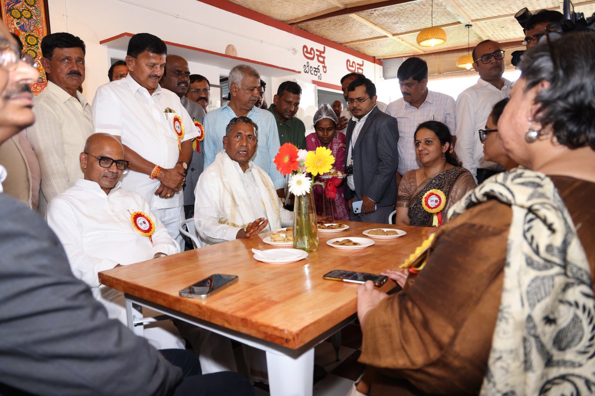 S_PrakashPatil's tweet photo. ಇಂದು ಬೆಂಗಳೂರಿನ ದೇವನಹಳ್ಳಿಯಲ್ಲಿ 'ಅಕ್ಕ ಕೆಫೆ' ಯನ್ನು ಉದ್ಘಾಟಿಸಿ, ಮಾತನಾಡಿದೆ.

ರಾಷ್ಟ್ರೀಯ ಜೀವನೋಪಾಯ ಮಿಷನ್ -ಕರ್ನಾಟಕ ವತಿಯಿಂದ ಜಾರಿಗೆ ತಂದಿರುವ 'ಅಕ್ಕ ಕೆಫೆ' ಯೋಜನೆಯು ಮಹಿಳೆಯರ ಸಾಮಾಜಿಕ ಹಾಗೂ ಆರ್ಥಿಕ ಅಭಿವೃದ್ಧಿಯಲ್ಲಿ ಪ್ರಮುಖ ಪಾತ್ರ ವಹಿಸಲಿದೆ.

ವಿಶೇಷವಾಗಿ ಗ್ರಾಮೀಣ ಪ್ರದೇಶಗಳಲ್ಲಿ ಮತ್ತು ಉದ್ಯಮಶೀಲತೆಗೆ ಪ್ರಾತಿನಿಧ್ಯ ನೀಡುವ ಈ ಯೋಜನೆಯಿಂದ ಆರ್ಥಿಕ‌ ಬೆಳವಣಿಗೆಯಲ್ಲಿ ಶಾಶ್ವತ ಪರಿಣಾಮ ಬೀರುತ್ತದೆ.

2024-25ರ ಬಜೆಟ್ ನಲ್ಲಿ ಮುಖ್ಯಮಂತ್ರಿ ಸಿದ್ದರಾಮಯ್ಯನವರು ಮಹಿಳೆಯರ ಸುಸ್ಥಿರ ಬದುಕಿಗಾಗಿ ಅಕ್ಕ ಕೆಫೆಗೆ ಉತ್ತೇಜನ ನೀಡಿದ್ದಾರೆ. ಸ್ವಸಹಾಯ ಗುಂಪುಗಳಿಂದ ಅತ್ಯಾಧುನಿಕ ಕೆಫೆ‌ ನಿರ್ವಹಿಸಲು ಅವಕಾಶ ನೀಡಲಾಗಿದೆ. 

ಈಗಾಗಲೇ ರಾಜ್ಯಾದ್ಯಂತ 50 ಕೆಫೆಗಳನ್ನು ಸ್ಥಾಪಿಸಲು ಹಾಗೂ 2500 ಕಾಫಿ ಕಿಯೋಸ್ಕ್ ಗಳನ್ನು ತೆರೆಯಲು ಸರ್ಕಾರ ಯೋಜಿಸಿದ್ದು, ವಿವಿಧ ಸೆಟಪ್ ವೆಚ್ಚಗಳಿಗಾಗಿ 15 ಲಕ್ಷ ರೂ ವರೆಗೆ ಅನುದಾನ ನೀಡಲಾಗುತ್ತದೆ. ಒಟ್ಟು ಈ ಯೋಜನೆಗೆ 25 ಕೋಟಿ ರೂ ಅನುದಾನ ಮೀಸಲಿಡಲಾಗಿದೆ.