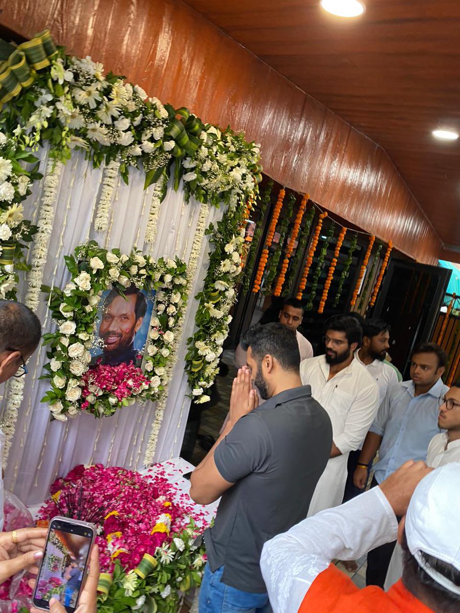 princerajpaswan's tweet photo. भारतीय सामाजिक न्याय की राजनीति एवं दलित, वंचितों और पिछड़ों की राजनीति के पुरोधा हमारे राजनीतिक आदर्श पद्मभूषण श्रद्धेय राम विलास पासवान जी की पुण्यतिथि पर कोटिशः नमन!
आज दिल्ली स्थित रालोजपा के केंद्रीय कार्यालय पर स्मृतिशेष बड़े पापाजी को भावभीनी श्रद्धांजलि अर्पित किए। https://t.co/VL6dkA7bzU