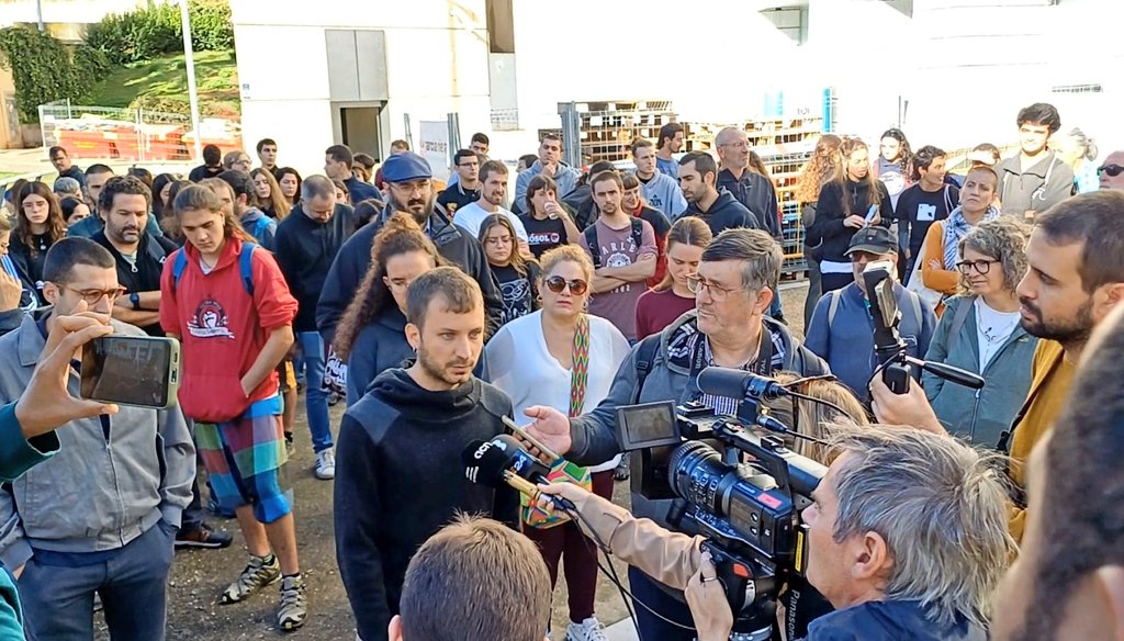 PAHLleida's tweet photo. ➡️ JUDICI FINALITZAT

Ens han ofert pactar reduint la multa i  assumint la responsabilitat dels fets.

Decidim no pactar, només acceptarem l'absolució 🔥 https://t.co/BYOqDceUsO