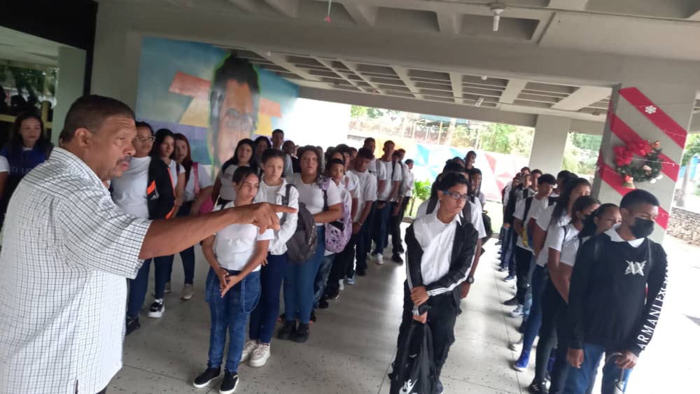 Un total de  907 jóvenes y adultos regresaron a clase, en el liceo Inces Bolívar, listos para emprender un nuevo año lleno de aprendizaje y crecimiento. #AprendeLaTécnica
#pzo #Estudio #formación

<a href="/Incesocialista/">Inces</a> <a href="/WuikelmanAngelP/">Wuikelman Angel P.</a>