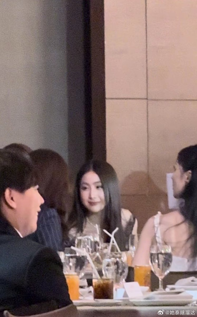 depressioex's tweet photo. Yo talking to engfa??? I need better pictures and the tea about what they are discussing 🙂

cr wb
PERFECT MATCH FAYEYOKO 
#FayeYokoXHOWE https://t.co/fWjhntLCTs