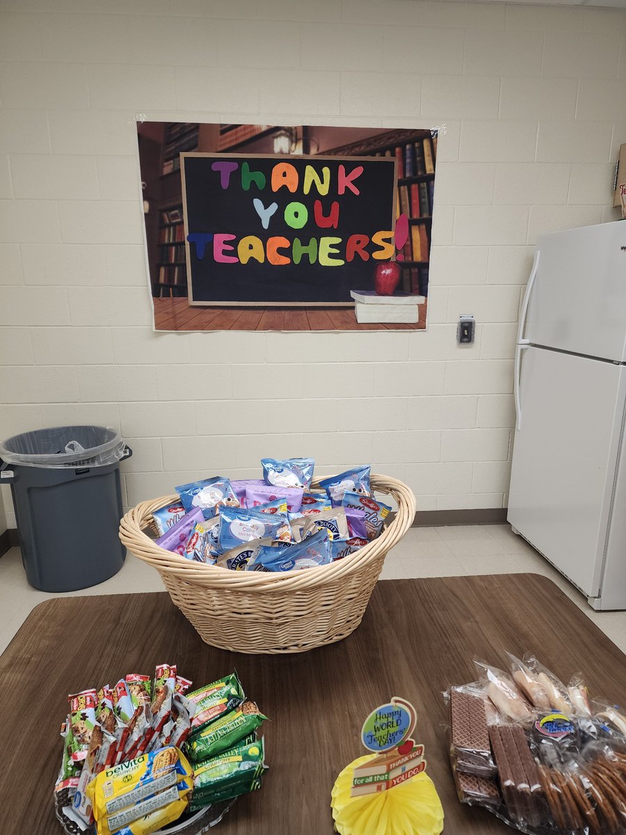 Happy #WorldTeachersDay!  The goodies are already coming in for our #StrausMaverick #Teachers! There are still spots available to #StockThePantry!

signupgenius.com/go/70A0F4FA8AB…