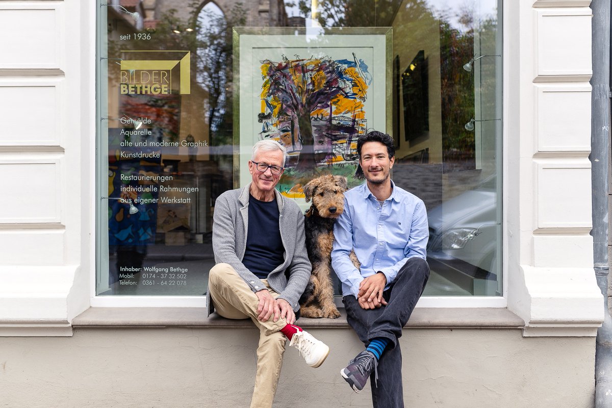 Die Erfurter Galeristen Wolfgang und Henning Bethge (@bilder_bethge, galerie-kunsthandel-erfurt.de) präsentieren anlässlich des Konzertes von Weltstar <a href="/bobdylan/">Bob Dylan</a> in #Erfurt  (8.10.) für vier Wochen 33 handsignierte und limitierte Grafiken des Singer-Songwriters.