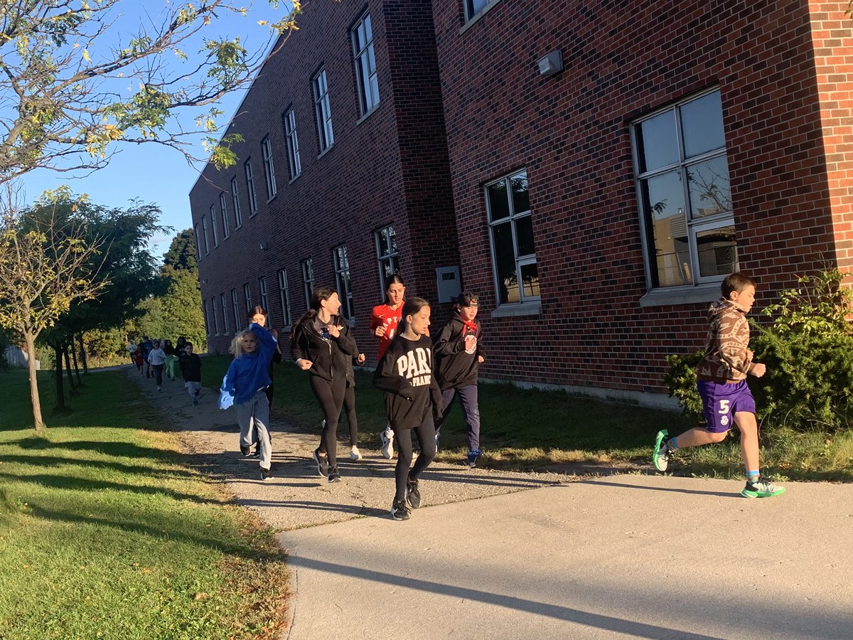 Our morning cross country runners are looking great! <a href="/HOFAM_DPCDSB/">Holy Family DPCDSB</a> <a href="/MmeNaccarato/">Mme Naccarato</a> @AlessiaReilly