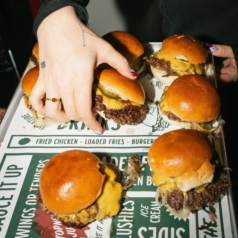 Deze week een tof stuk van De Buik van Rotterdam over onze West-Kruiskade! Heerlijk eten  en vette streetart. Kom het checken! 🌍🍜🎨
debuik.nl/rotterdam/top-…