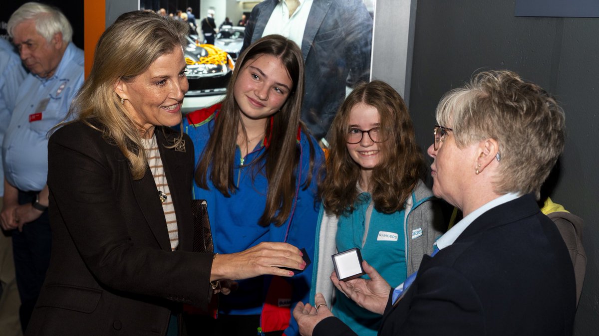 💫 The Duchess was also presented with a special Girlguiding badge, marking her new role as Patron, following in the footsteps of Queen Elizabeth II.