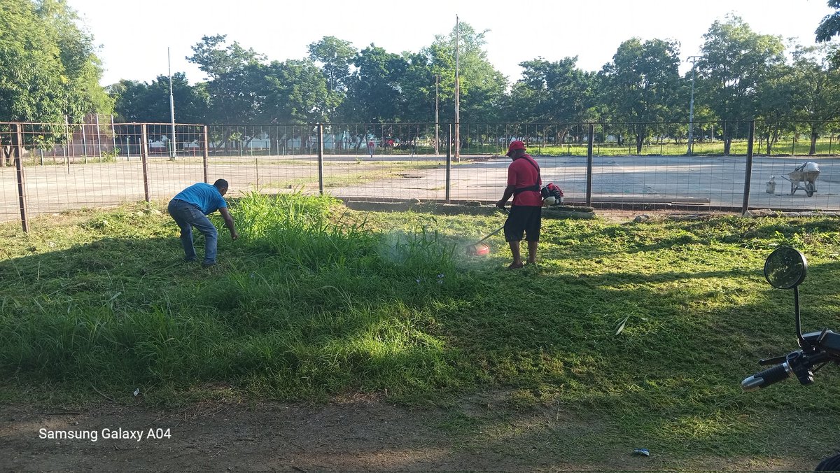 avila43159's tweet photo. Trabajadores de la Dirección General de Deporte Provincial Las Tunas realizan labores de higienización para mantener sus áreas limpias #PorLasTunasLaVictoria #TareaDeGrandes #HacemosCuba @DiazCanelB @SuselyMorfaG @PartidoPCC https://t.co/BmNF0ylbTL