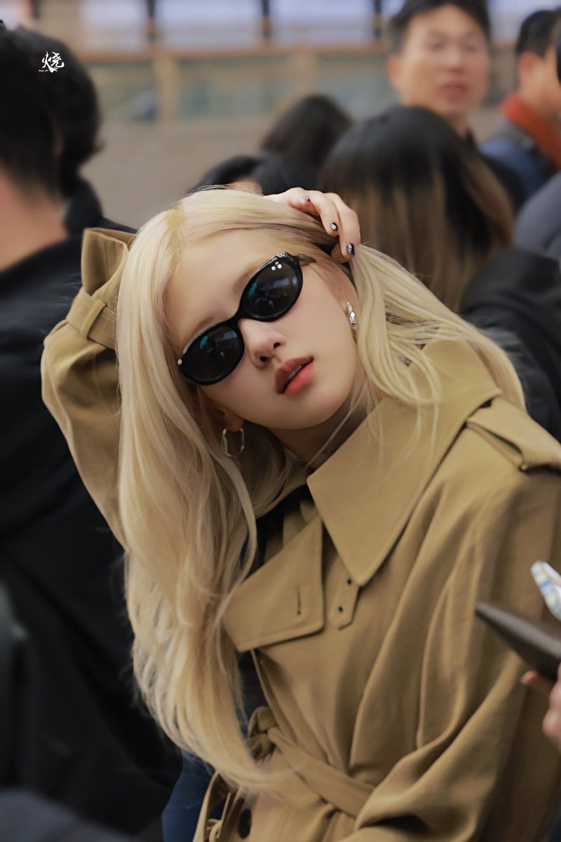 Riitheweirdo_'s tweet photo. Rosés aura is unmatched >>> https://t.co/BYG6fiE2rP