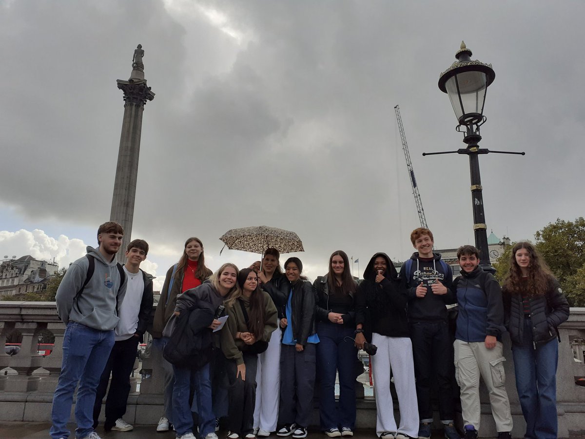 A little bit of rain doesn't matter when doing #Geography #fieldwork! #ChooseGeography <a href="/UniNorthants/">UniofNorthampton</a>