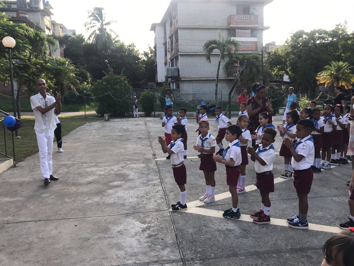dgeboyeros's tweet photo. Nuestros pioneros MONCADISTAS acompañados de nuestros dirigentes municipales y funcionarios. #CubaMined #CubaEduca #DGEBoyeros #EducaLaHabana #LaHabanaDeTodos #UnidosXCuba #YoSoyElMaestro https://t.co/qWsJOy6vZv