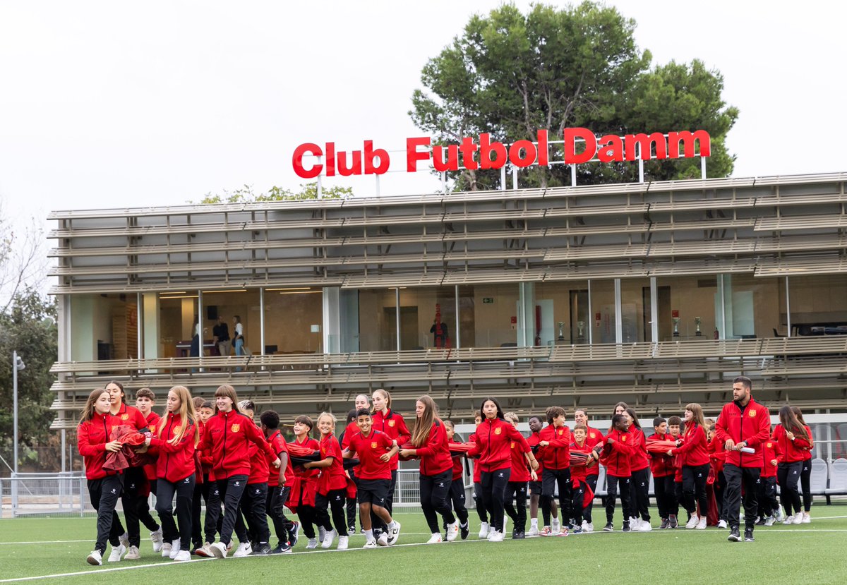 Fundacio_Damm's tweet photo. Moltes gràcies a totes les persones que ens vau acompanyar ahir en un dia tan especial! Estem molt agraïts pel suport continuat de les famílies, jugadors i jugadores, autoritats i tots els amics del @CFDamm. 

Junts, fem créixer el futbol! ⚽️ 

#CiutatEsportivaDamm https://t.co/sPOAPqeuTh