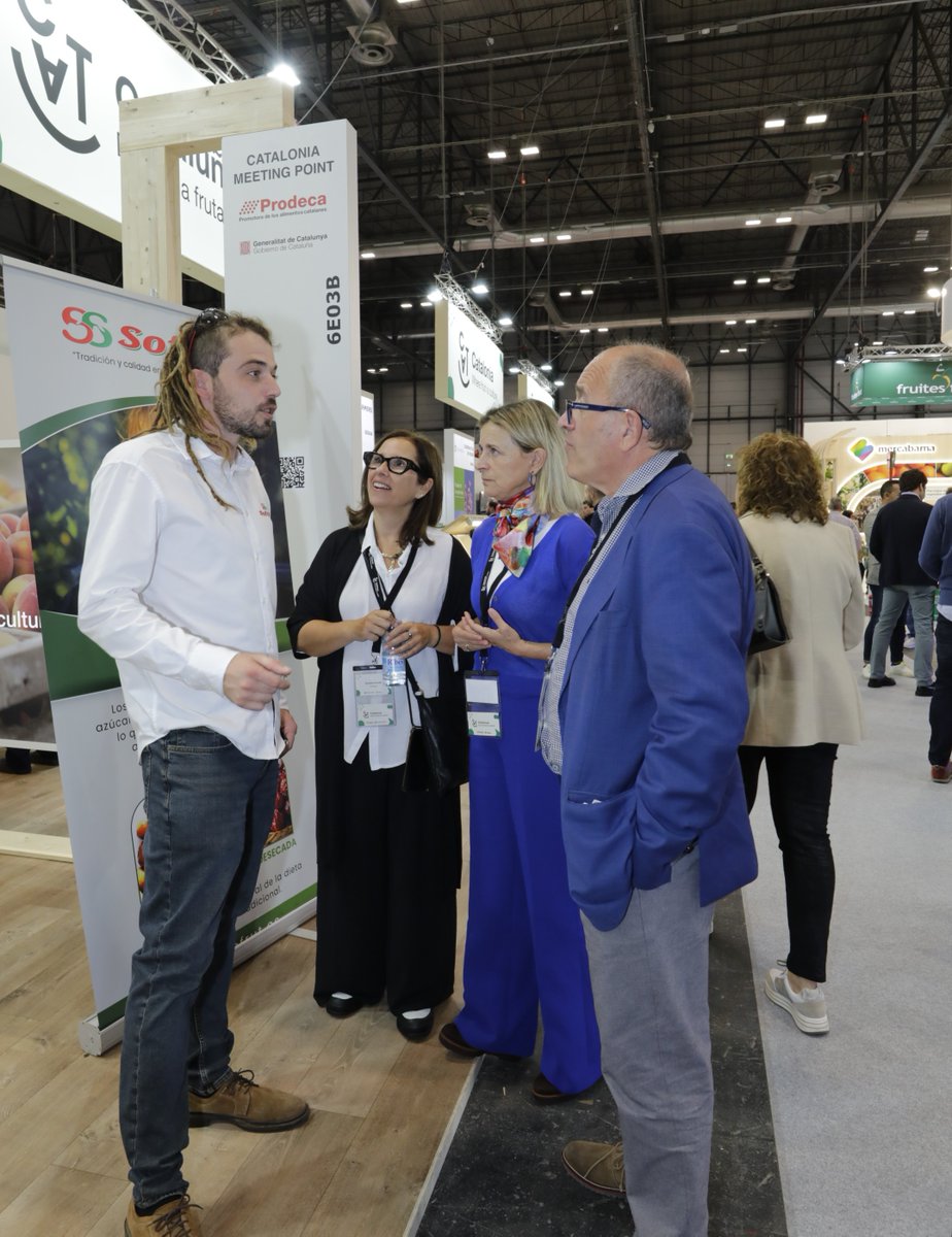 prodeCAT's tweet photo. 📌Avui comença a Madrid la @FruitAttraction, una de les fires més importants dedicades al sector de la fruita. 

🍎🍐🍑Més de 30 empreses participen amb #PRODECA i @agriculturacat al Pavelló Catalunya sota el lema #Catalunya, on la fruita és cultura. 

🔗https://t.co/CCviGYBL5w https://t.co/tqvM2kjCVO