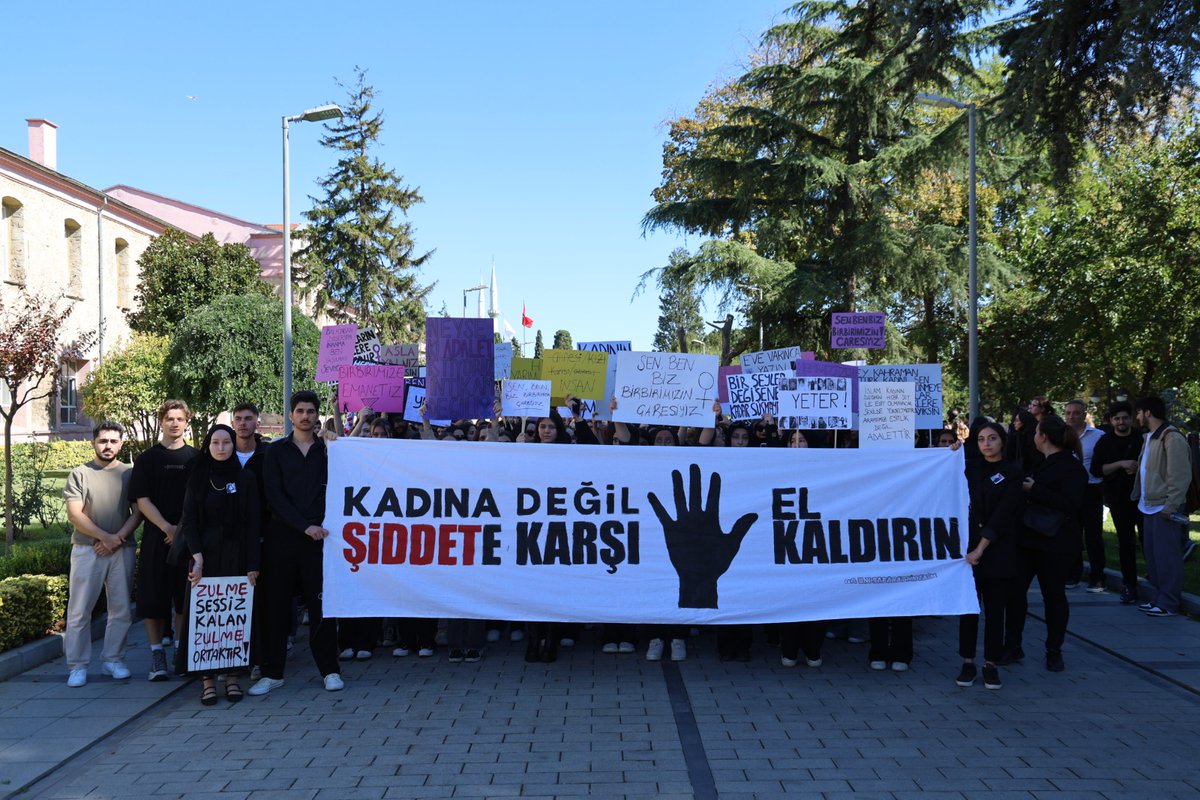 İstanbul Sabahattin Zaim Üniversitesi öğrencileri, kadına yönelik şiddete karşı farkındalık oluşturmak için bir araya geldi. Sloganlar eşliğinde pankart ve dövizler taşıyan katılımcılar, siyah renk kıyafetler giyerek birlik mesajı verdi. Öğrencilere hitap eden Rektör Yardımcısı