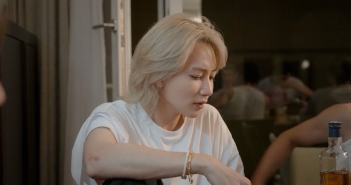 xueishaoo's tweet image. jeonghan in white tees 🤍