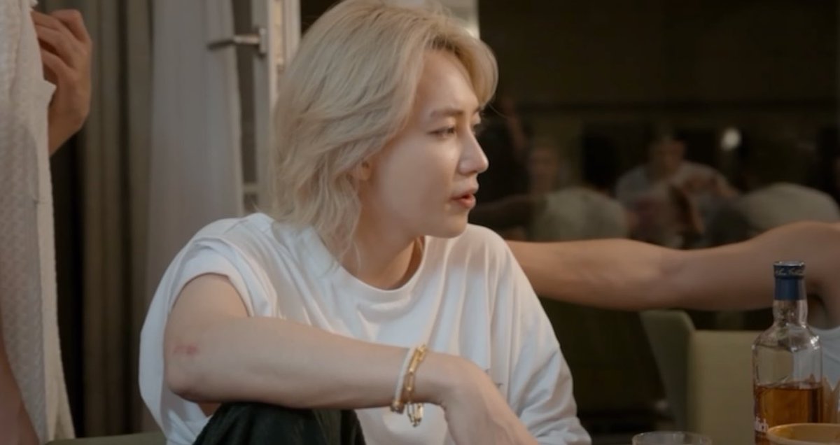 xueishaoo's tweet image. jeonghan in white tees 🤍